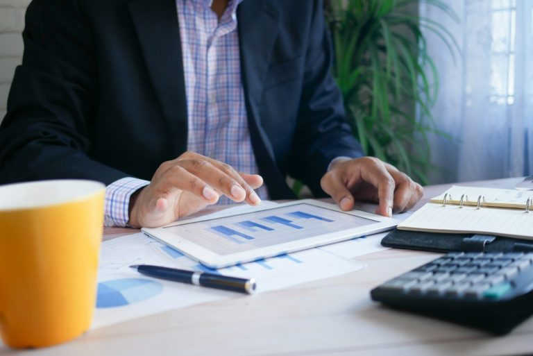 Analist financiar analizează situația financiară a unei firme înainte de acordarea unui credit